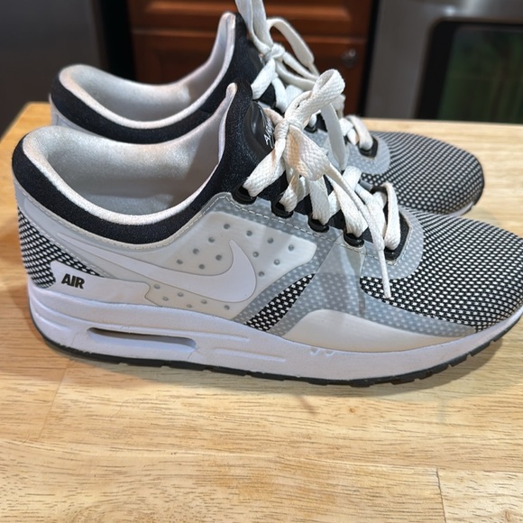 Nike Air Max Zero Essential Big Kids Sneaker 
Size 6Y - Picture 2 of 7